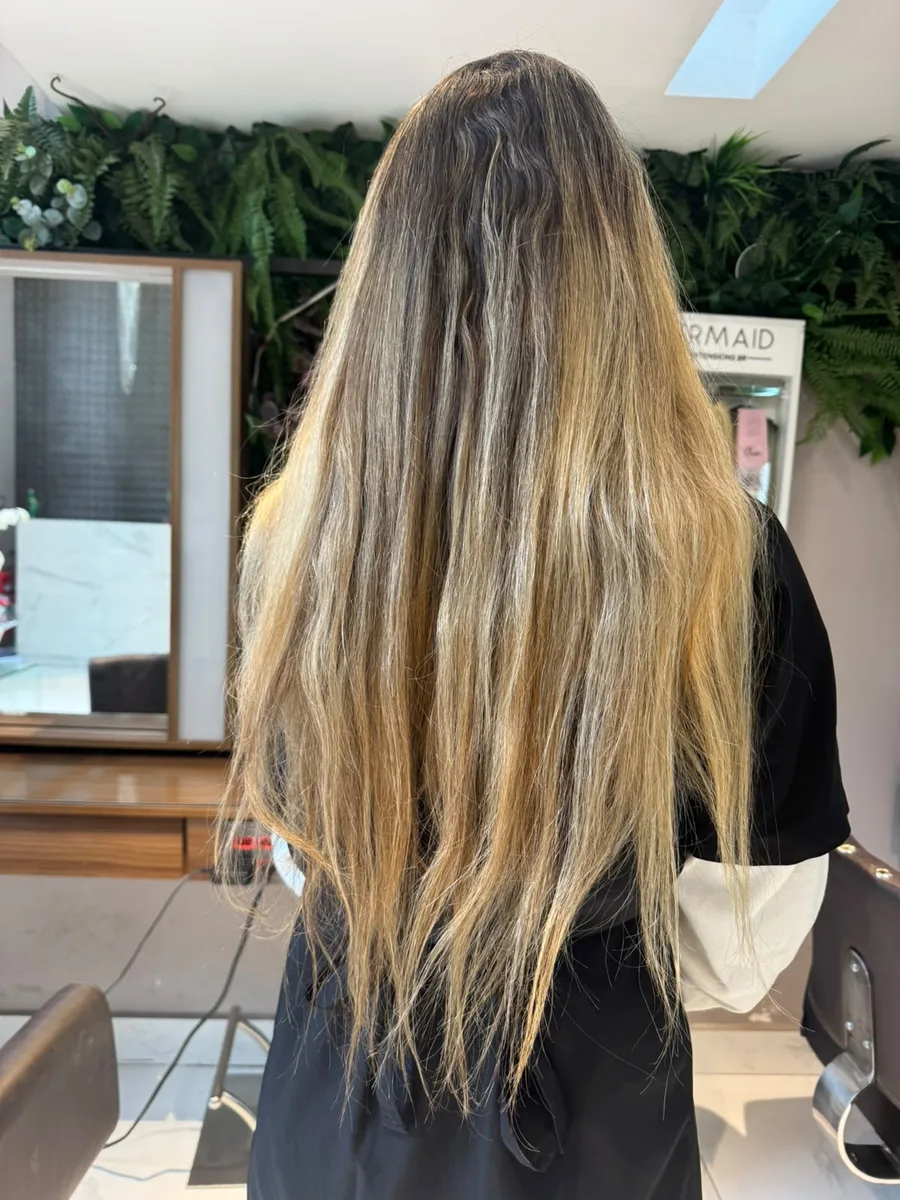 Cabelo de fundo escuro esmaecido antes do método